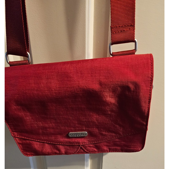 Baggallini Clever 3 Zip Venture Crossbody Bag Purse Red Adjustable Strap Travel - Picture 2 of 4
